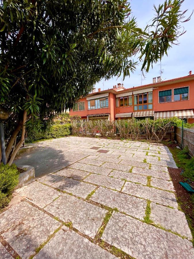 Appartamenti Villa Lina เดเซนซาโนเดลการ์ดา ภายนอก รูปภาพ